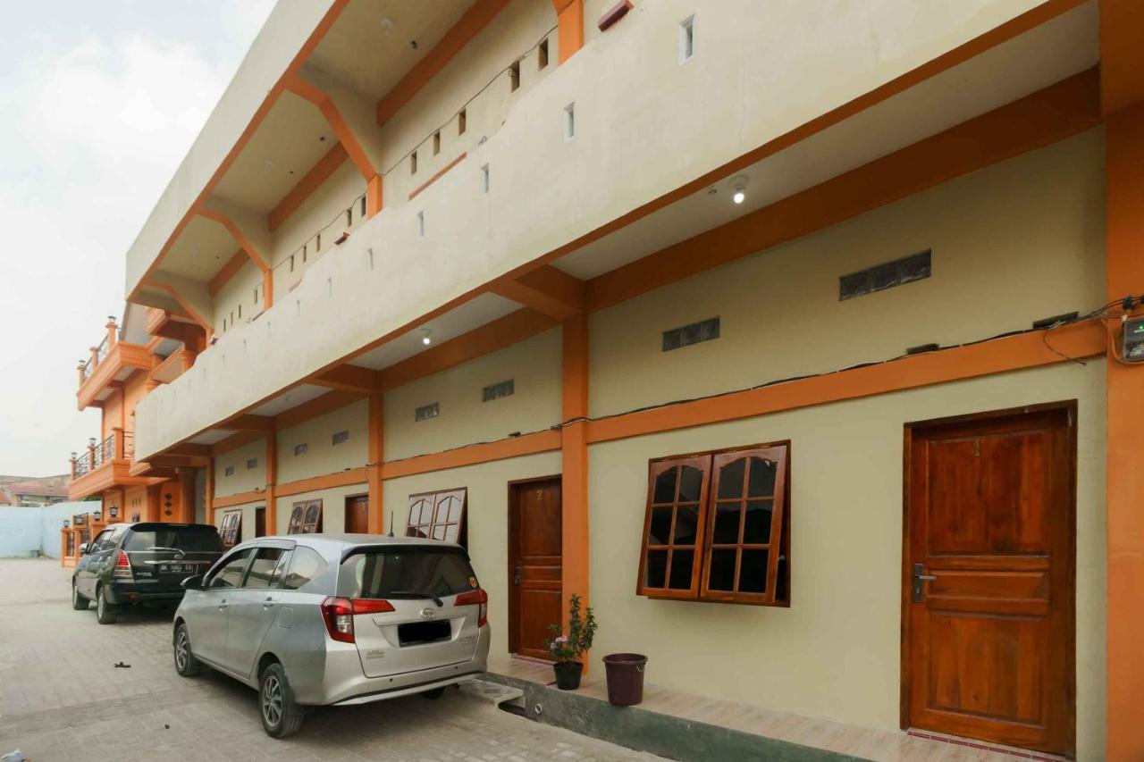 Reddoorz Near Bukit Kubu Berastagi Hotel Exterior photo